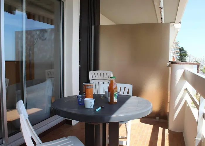 Agreable 4 Pers. Avec Terrasse Et Parking, - Fr-1-245-133 Apartment